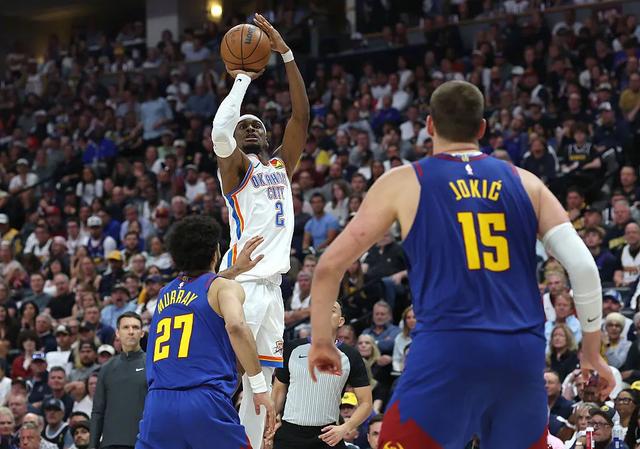 NBA 赛场：MVP 第一与第二对决，掘金联防限制亚历山大突破