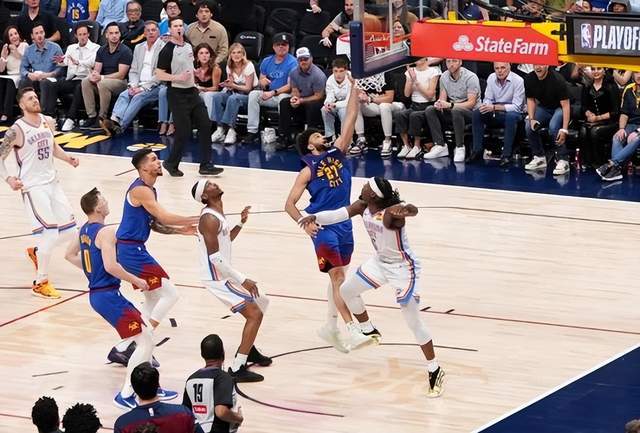 NBA 季后赛掘金主场 1 加时险胜雷霆 2-1 领先，比赛过程扣人心弦