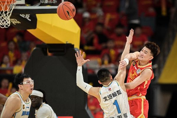 CBA总决赛第二场：浙江广厦队胜北京首钢队，孙铭徽成关键功臣