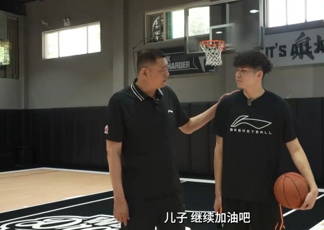 虎父无犬子！巩晓彬儿子巩峻青100秒三分赛投中17球展天赋