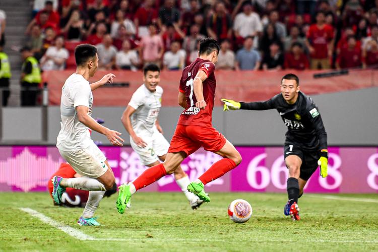 国安主场3-1胜深圳迎队史第7次联赛5连胜 训练场成尴尬