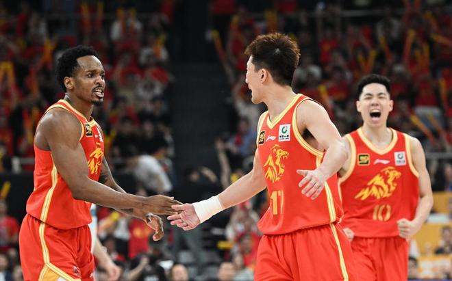 CBA决赛1-1平，北京队防守漏洞大，周琦犯规下场引热议