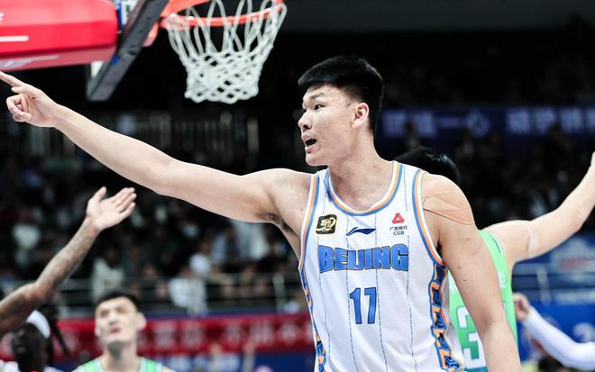 CBA决赛1-1平，北京队防守漏洞大，周琦犯规下场引热议