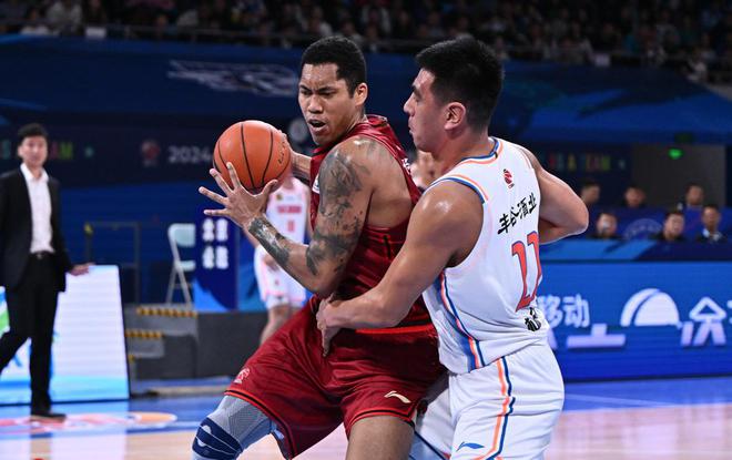 CBA决赛1-1平，北京队防守漏洞大，周琦犯规下场引热议