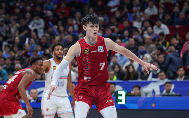 CBA决赛1-1平，北京队防守漏洞大，周琦犯规下场引热议