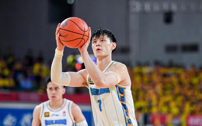 CBA决赛1-1平，北京队防守漏洞大，周琦犯规下场引热议