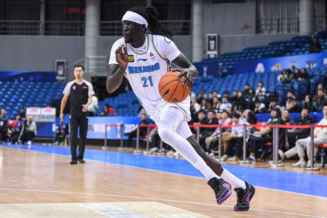 CBA决赛1-1平，北京队防守漏洞大，周琦犯规下场引热议