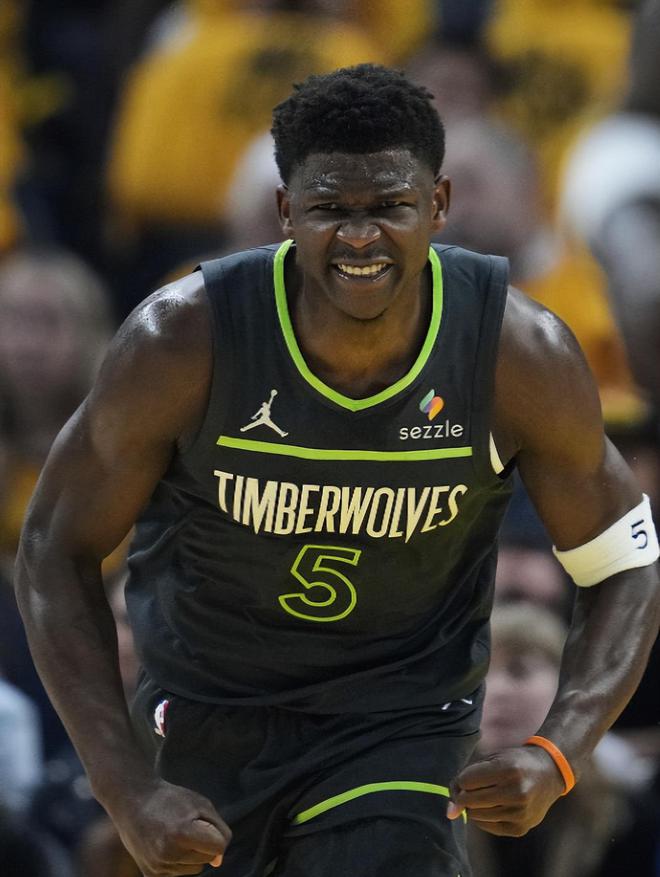 NBA季后赛勇士主场迎森林狼挑战，库里缺阵最终逆转失利