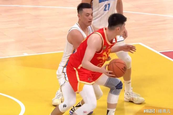CBA总决赛激战正酣，广东男篮内线调整引关注，新星王洪泽崛起