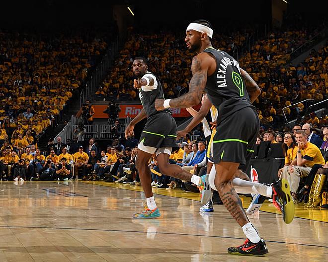 NBA西部半决赛：森林狼两连胜占优，纳兹-里德表现稳定