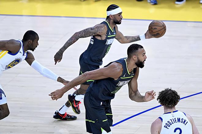 NBA西部半决赛：森林狼两连胜占优，替补大将沃克表现惨淡