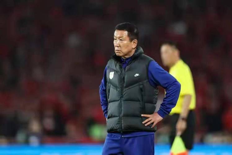 上轮输球山东球迷对崔康熙不满达顶点，本轮赢球下课铃暂不响