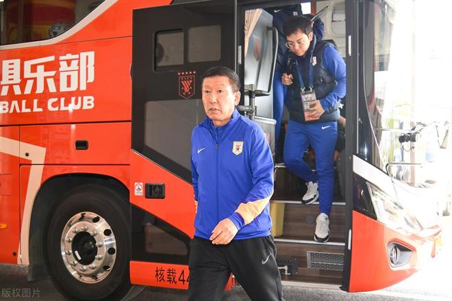 上轮输球山东球迷对崔康熙不满达顶点，本轮赢球下课铃暂不响