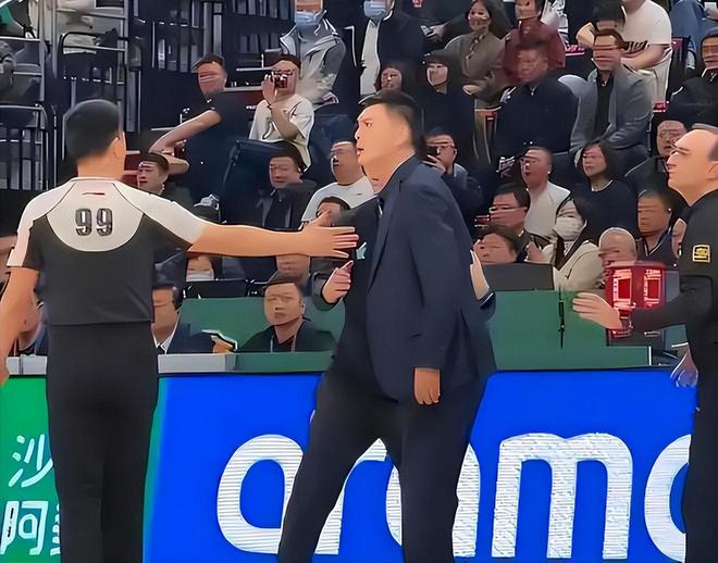 CBA半决赛裁判组合引热议：欧洲+亚洲国际裁判联手执法 考验英语沟通能力
