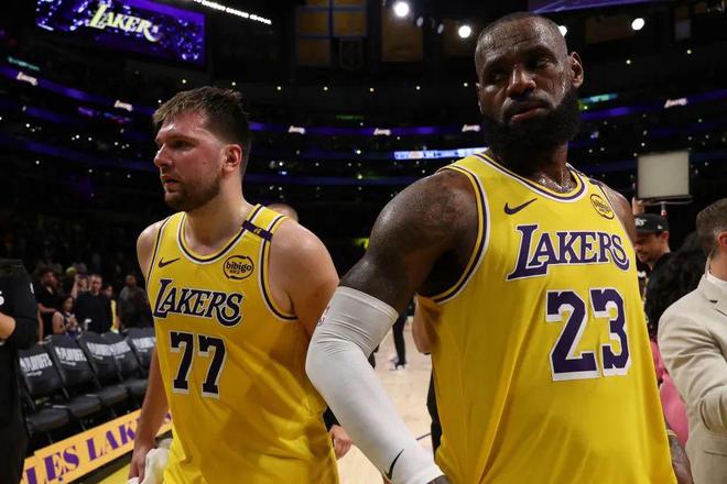 NBA季后赛西部首轮：森林狼主场击败湖人2-1领先，爱德华兹决胜时刻爆发