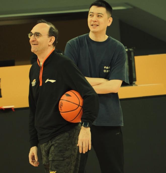CBA半决赛辽篮VS广厦：杨鸣带队轻松备战，辽篮心理优势明显
