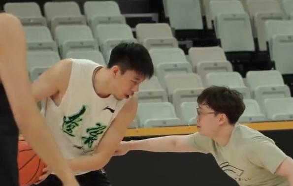 CBA半决赛辽篮VS广厦：杨鸣带队轻松备战，辽篮心理优势明显