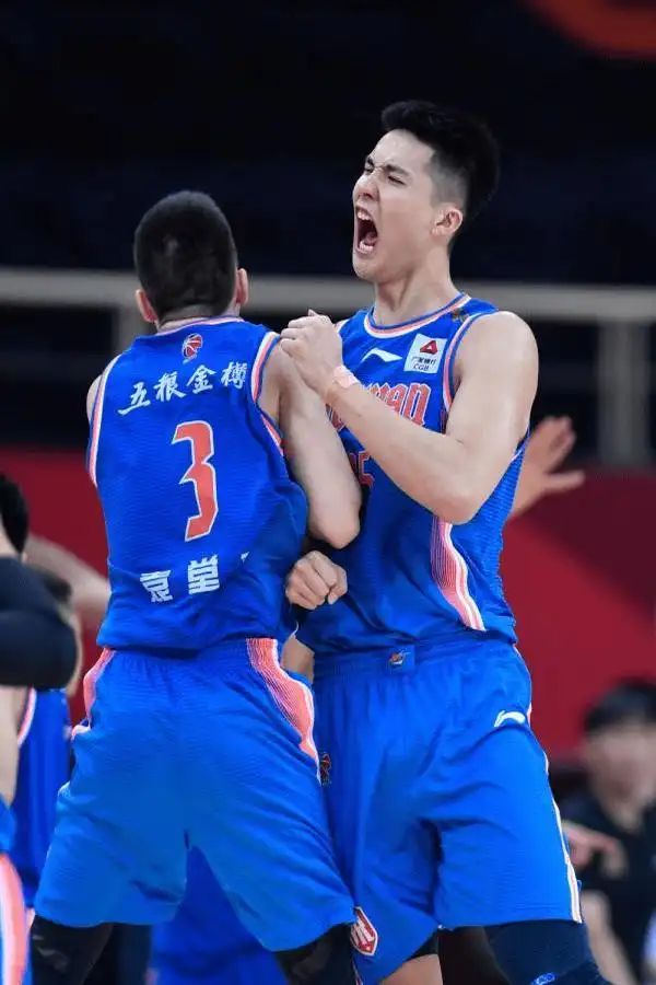 四川男篮从CBA冠军到联盟倒数，为何沦落至此？王云章解约内幕曝光