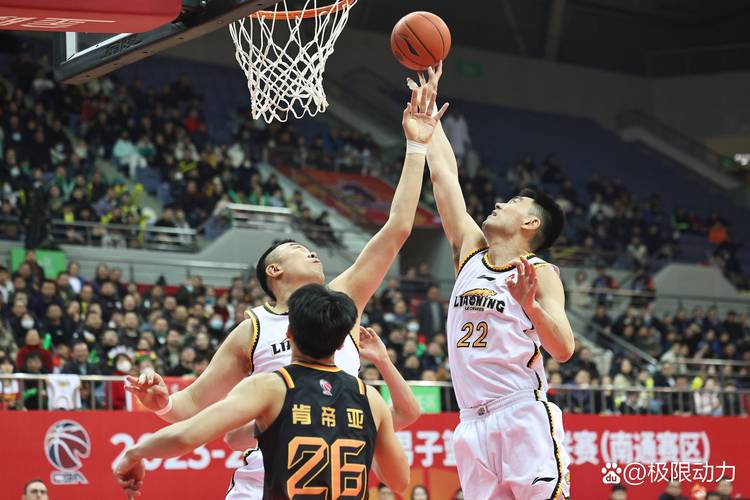广厦男篮强势防守力克辽宁男篮，CBA季后赛四强战精彩对决