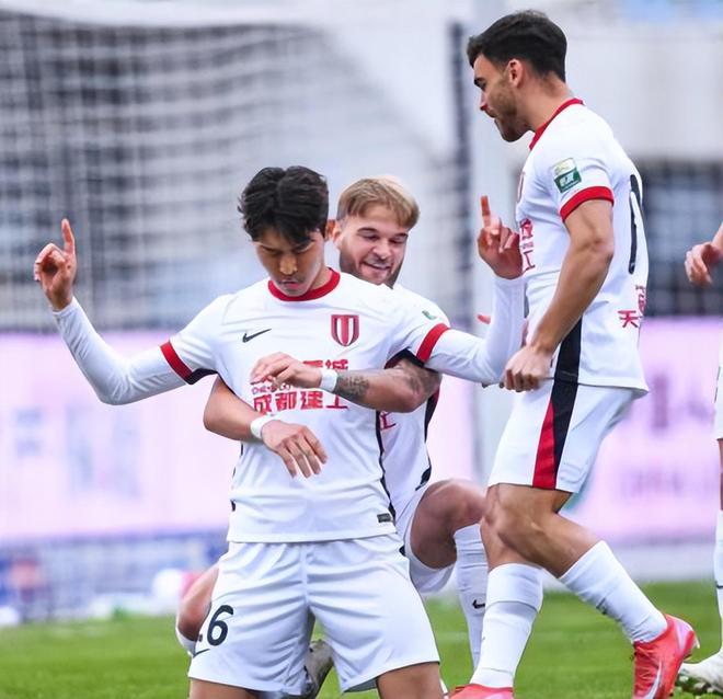 中超最新积分榜：上海申花1-0山东泰山4连胜领跑，成都蓉城2-1长春亚泰