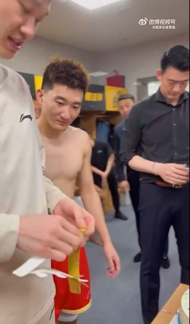 孙铭徽崴脚受伤仍坚持出战，广厦全队更衣室庆生暖心瞬间