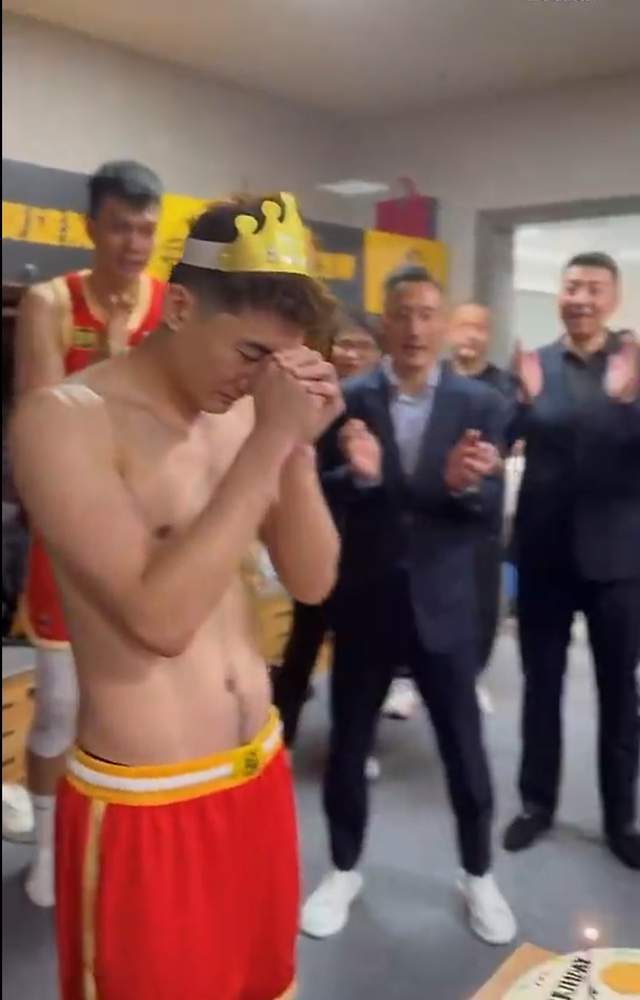 孙铭徽崴脚受伤仍坚持出战，广厦全队更衣室庆生暖心瞬间