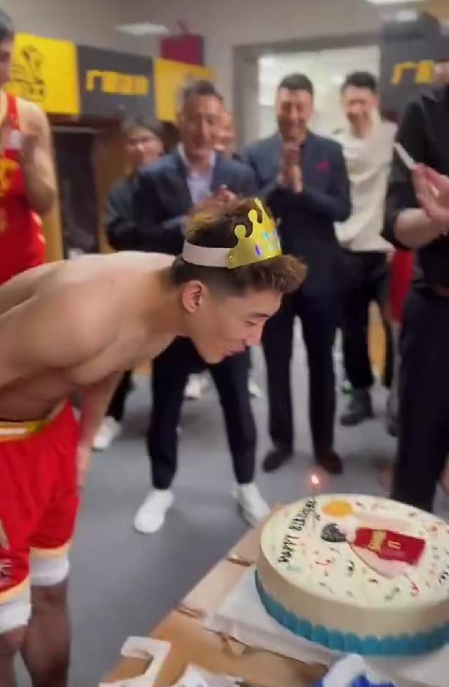 孙铭徽崴脚受伤仍坚持出战，广厦全队更衣室庆生暖心瞬间