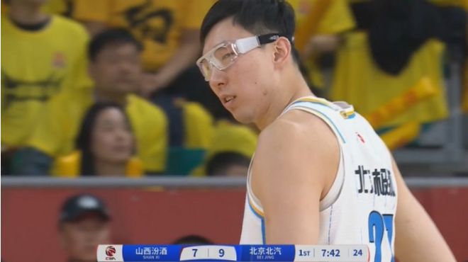 北京时间4月27日CBA半决赛：周琦伤停复出助北京客场开门红